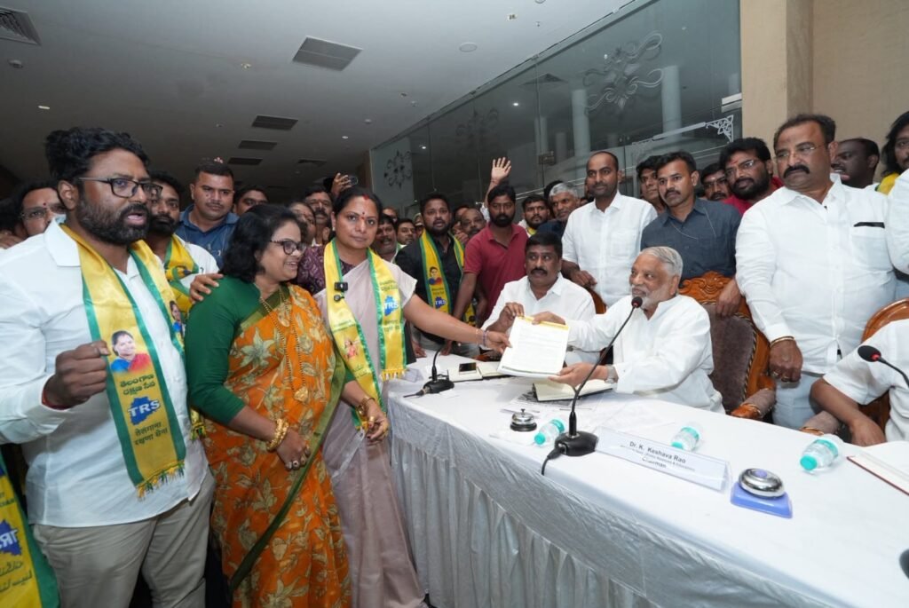 తెలంగాణ ఉద్యమకారుల గుర్తింపు కమిటీకి నివేదిక అందజేసిన తెలంగాణ రక్షణ సేన చీఫ్ కల్వకుంట్ల కవిత 
