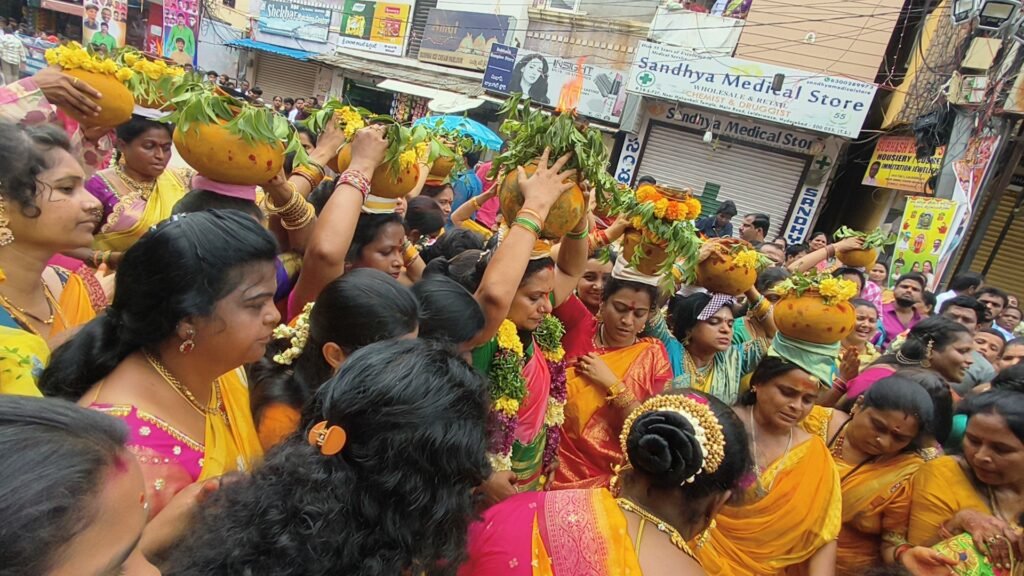 లాల్ దర్వాజ శ్రీ సింహవాహిని మహాకాళి అమ్మవారికి బోనం సమర్పించిన తెలంగాణ రక్షణ సేన చీఫ్ కల్వకుంట్ల కవిత