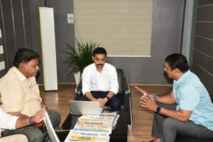 డ్రైనేజీ పనుల గురించి జోనల్ కమిషనర్ వికాస్ మహతో చర్చిస్తున్న ఎమ్మెల్యే సుధీర్ రెడ్డి 